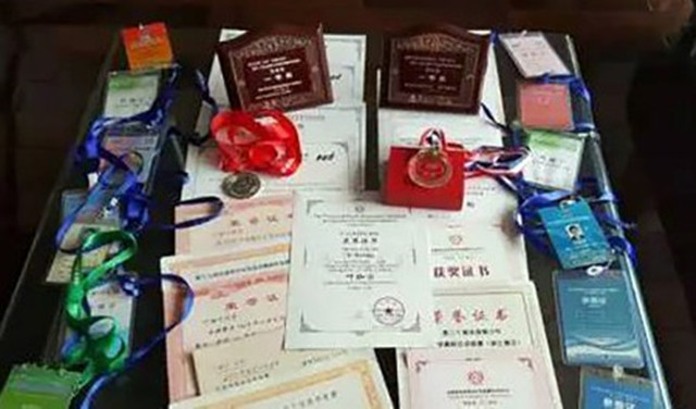 浙江学霸叶珈宁，北大为他降200分录取，一出手便是金牌