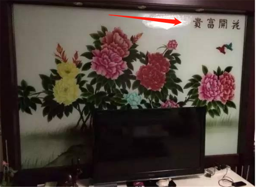 床头装浴霸、电视墙闪佛光？看完爸妈装的土丑房，突然想哭
