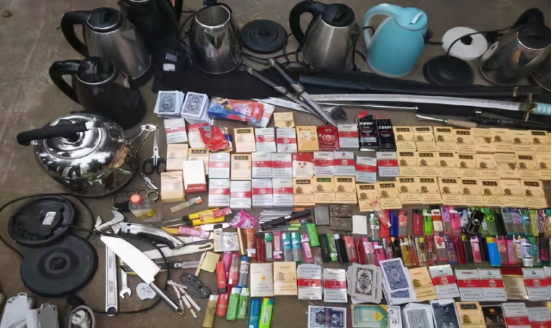 大学生违禁品大公开，男女寝不同一眼可辨，你上学用过违禁品吗？