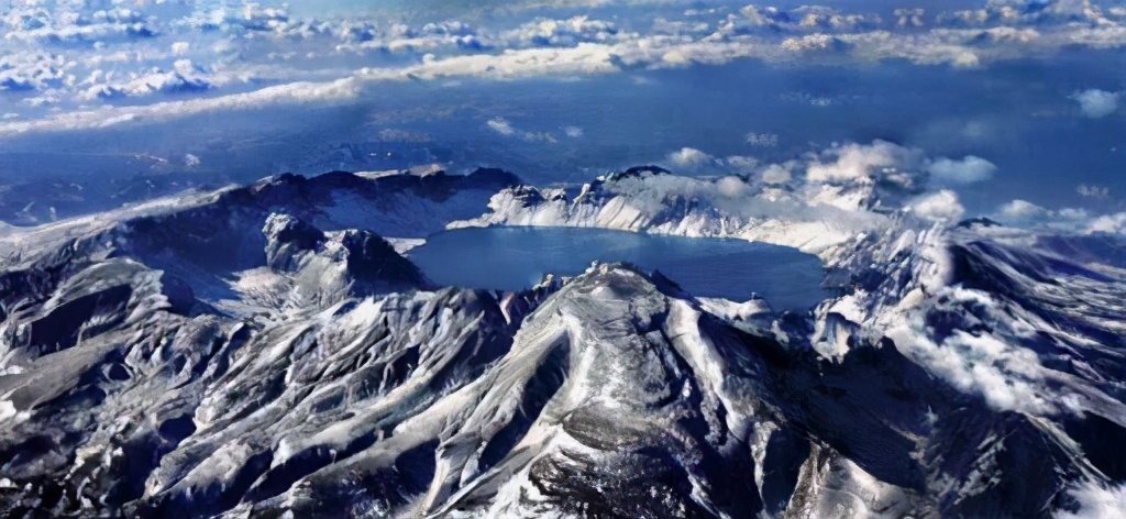 长白山天池海拔2154米,水无法流到这里,天池20亿吨水从何而来?