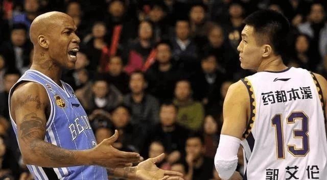 为什么nba不需要穿赞助商(为什么NBA比赛的转播画面，看起来很好看，而CBA的有点廉价感)