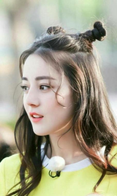 方脸女生别总留中分了，试试这4款瘦脸发型，显脸小还很时髦