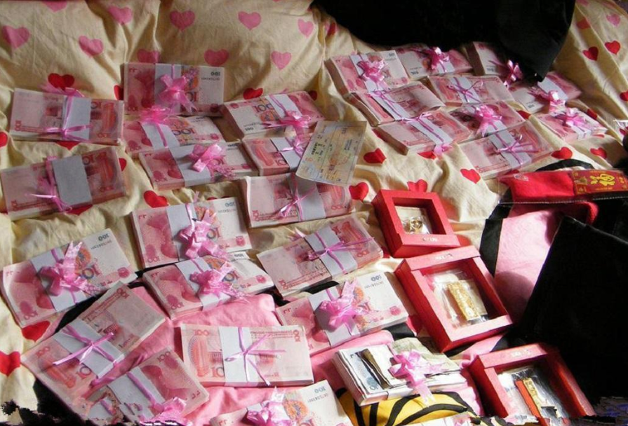 小情侣的订婚现场太豪横，68万彩礼堆成小山，女生颜值成亮点