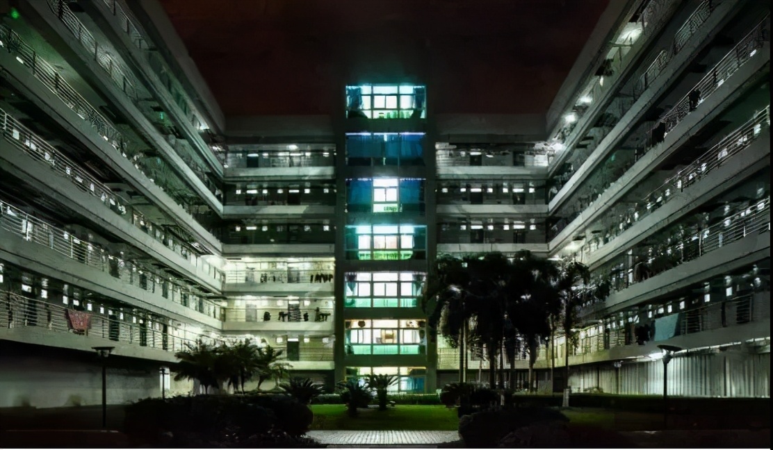 羡慕！坐拥十几条交通线，宿舍楼里还有“健身房”，这所大学超“火爆”！