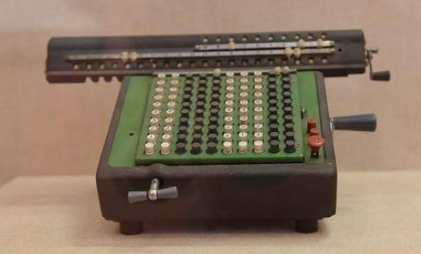 1964��10��13�գ��ҹ���һ��ԭ�ӵ���ըǰ���죬����г����˹���