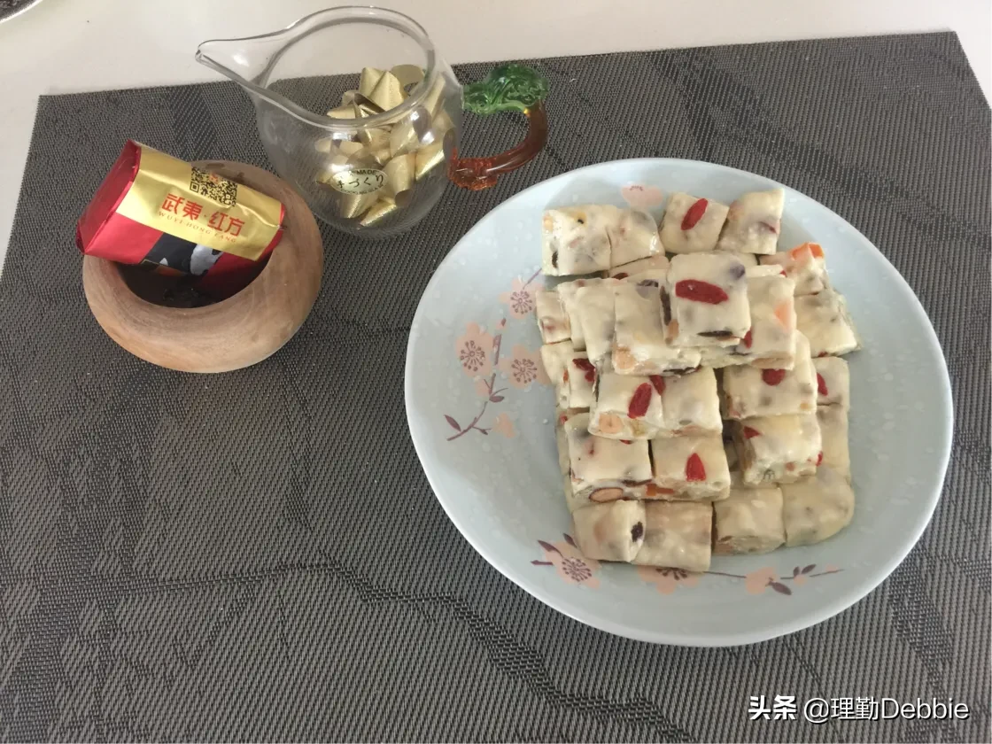 可以教孩子做的牛轧糖,小厨上手快,奶香蜜甜的,早知道就不买了