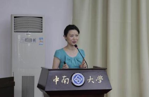 “最美女教授”魅力真大，为听一堂课，学生抢着选课，站着听课