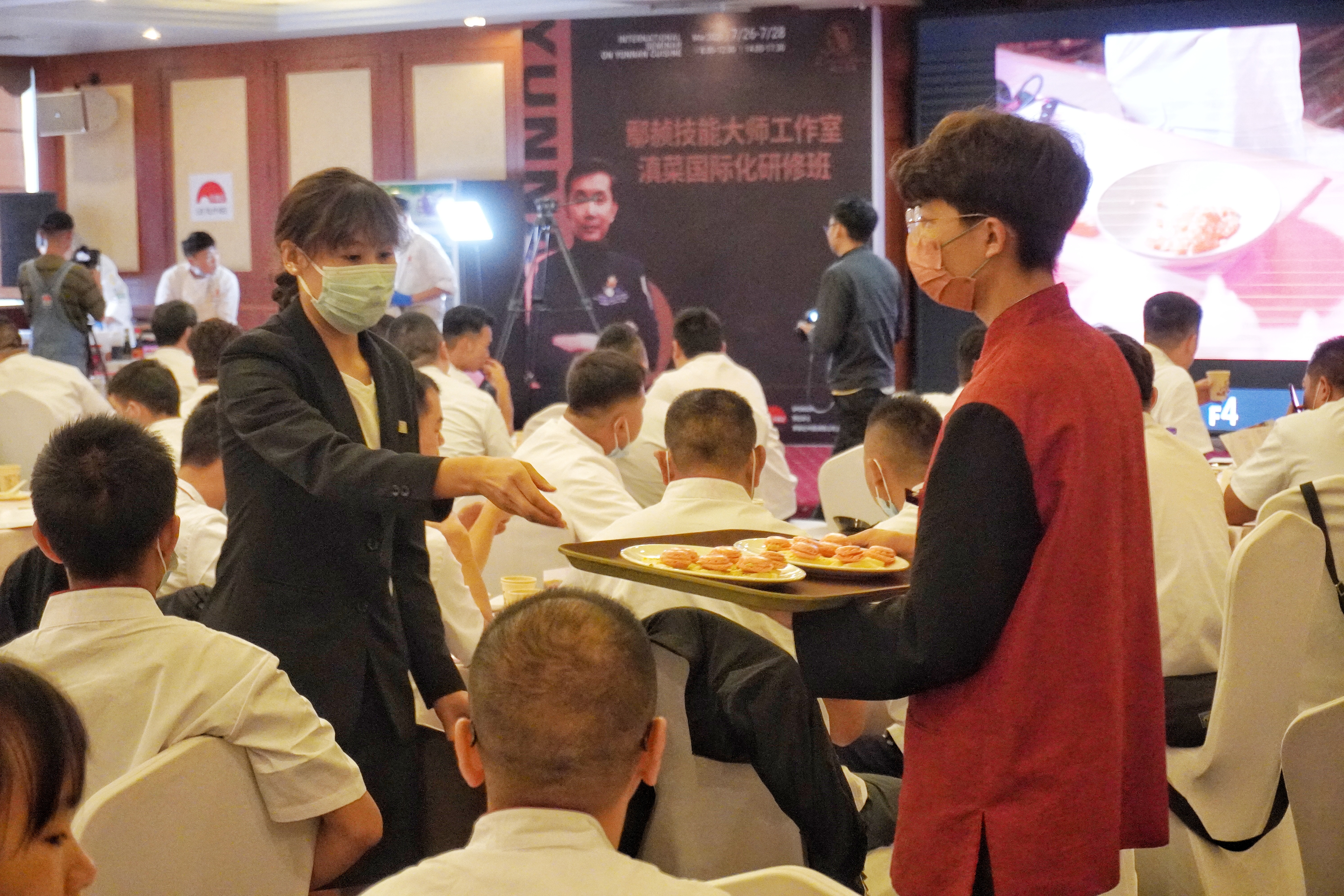 昆明饭店里的滇菜国际化，传统与创新碰撞，中国滇菜大师现场演绎