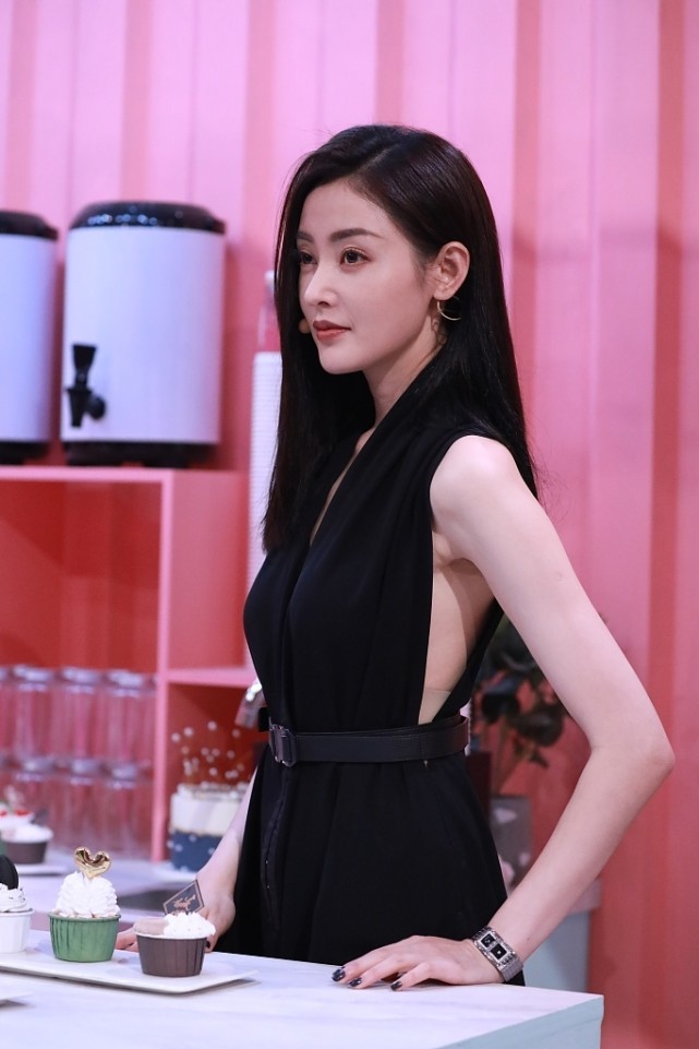 “大明星”张天爱挺会穿，“内衣外穿”好大胆，造型时髦又精彩