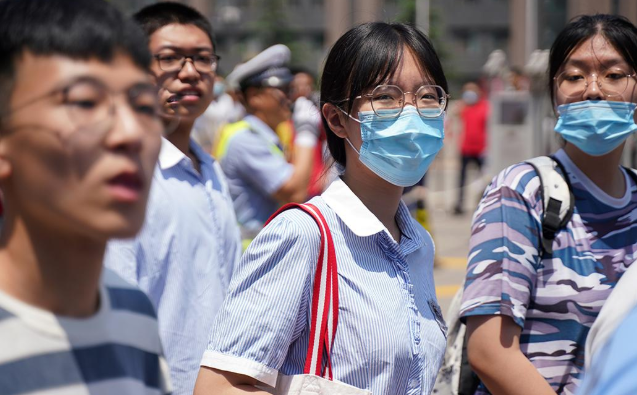 烈士子女高考加20分惹争议，网友表示不公平，女孩的话让人沉默