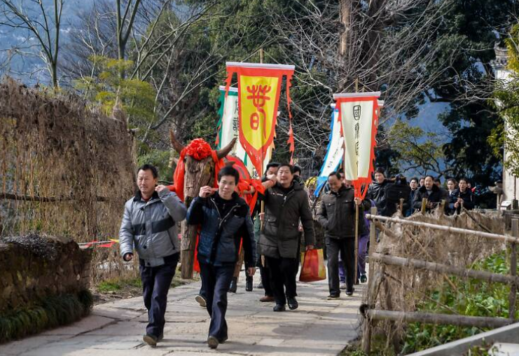 鸟屎掉身上有什么预兆(民间流传的千年禁忌：老一辈说，若遇到这四件邪门事，需要注意了)