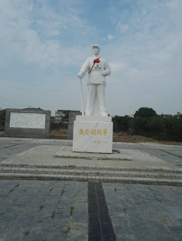 渗血和大学：毛周大石总统主席Haid先生“普通制服”诗歌