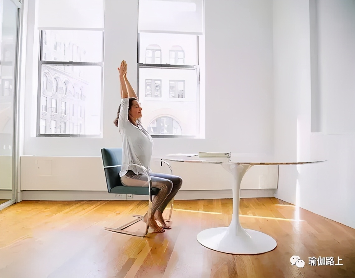 一套简单有效的办公室瑜伽，10分钟缓解全身疲劳（收藏级）