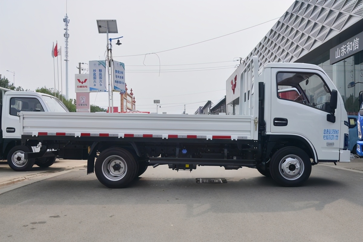 9升柴油机,能拉2吨货,跃进s80小卡卖7万值吗?