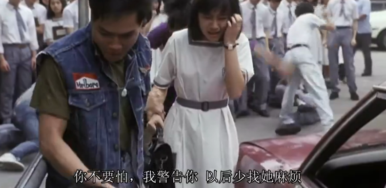 在这部1988年的老电影中，袁洁莹演女学生，林正英演警察