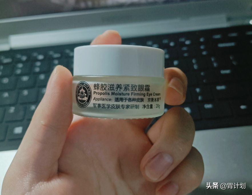 皮肤暗沉发黄的女人，睡前这样护肤，肌肤白嫩，素颜出门也不怕