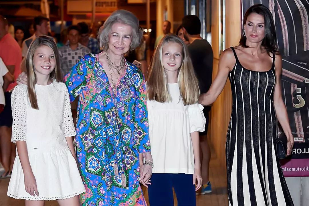 西班牙王室官宣夏日全家福，国王帅王后美，公主独根麻花辫更撩人