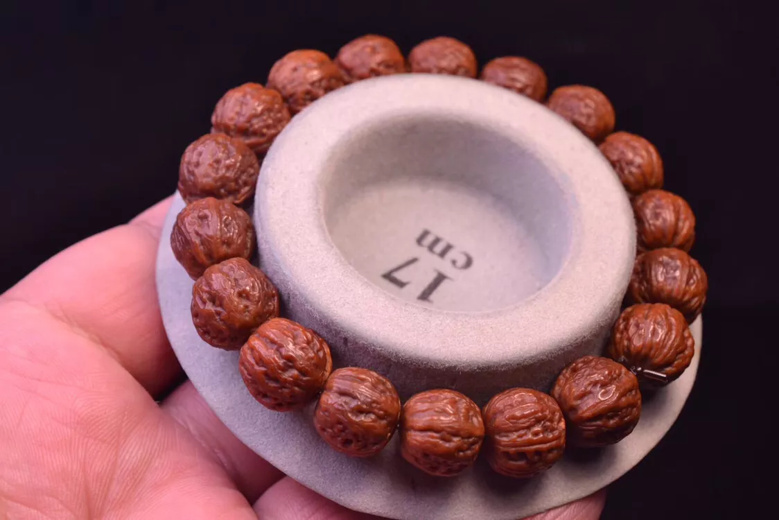 文玩手串12的方墩小核桃你见过么,袖珍族中最小版本(红菩提子手串价格