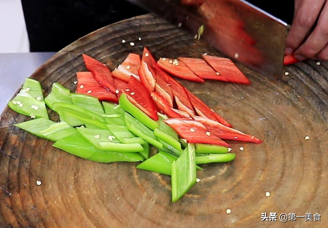 炖大鹅怎么做好吃（厨师长教你在家炖大鹅香辣入味）