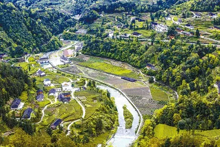 “天路”横空出世,既险又美,号称“中国之中”,引央视连连称赞