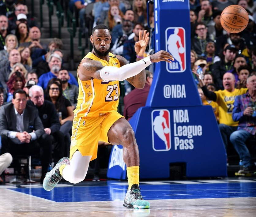 nba有哪些人有签名球鞋(NBA仅8人拥有10代签名鞋：现役5人，库里未上榜，两人出现很意外)