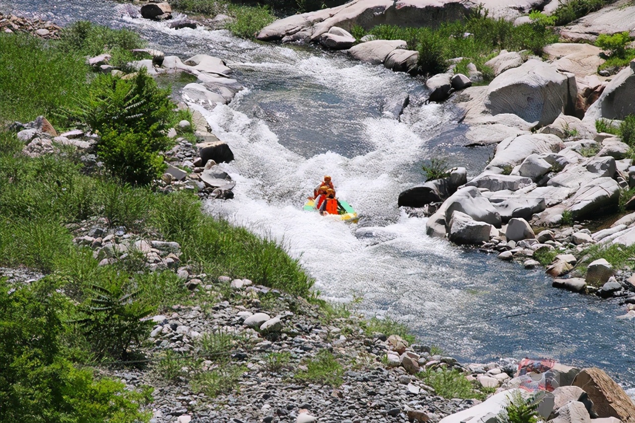 宝天曼峡谷漂流(南阳内乡宝天曼峡谷漂流全长8公里)