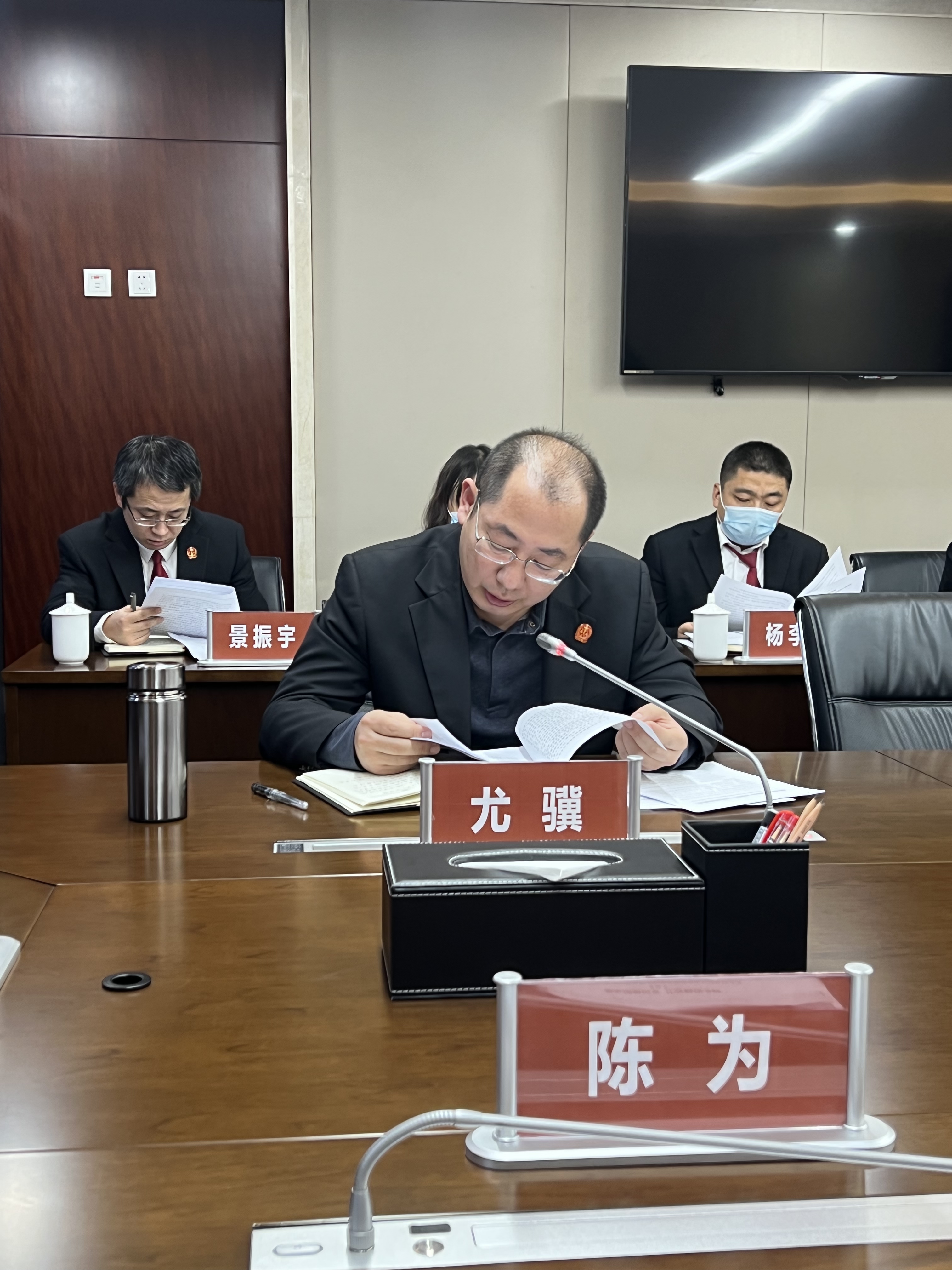 西安市雁塔区法院党组理论学习中心组集体学习人民日报专题文章