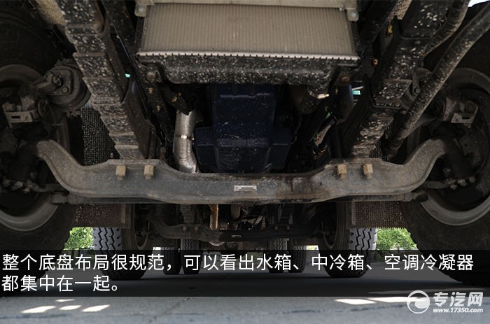 装载量大 奥驰T6国六小三轴自卸式垃圾车评测之外观、底盘篇