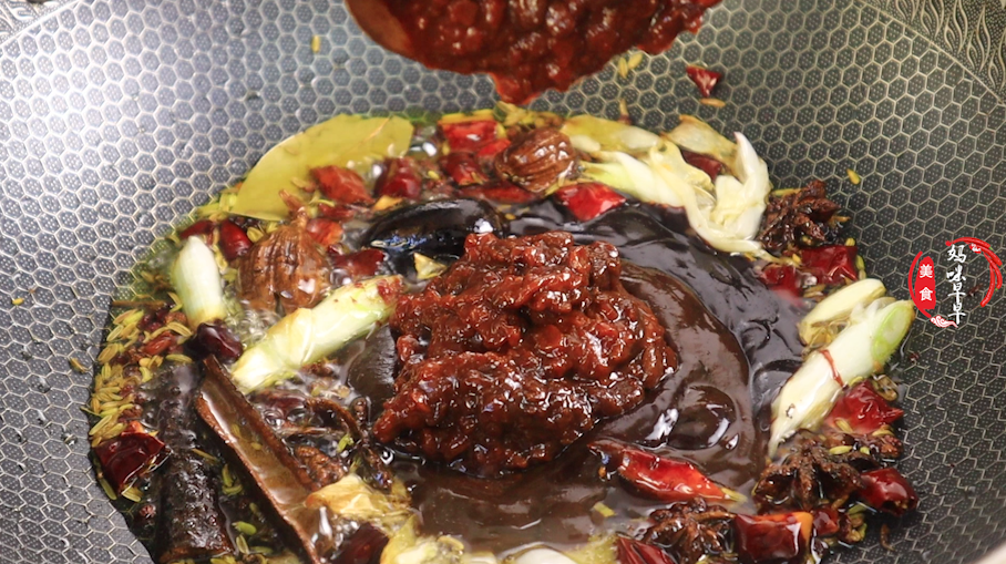 酱大骨头怎么做才好吃？告诉你正确做法，肉香软烂，好吃解馋