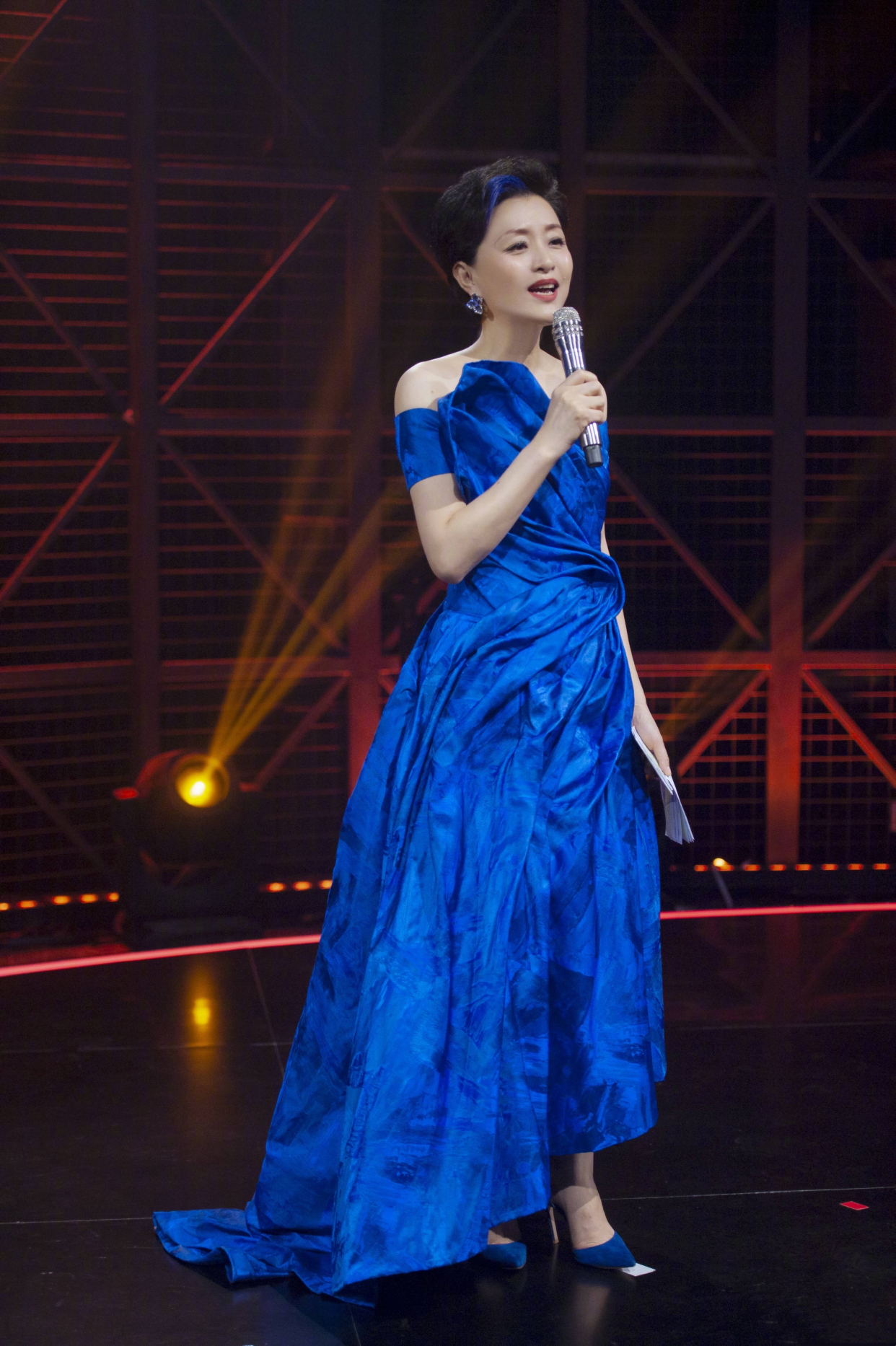 杨澜越来越时髦,53岁挑战漂染蓝发,一袭抹胸蓝裙美得让人心动