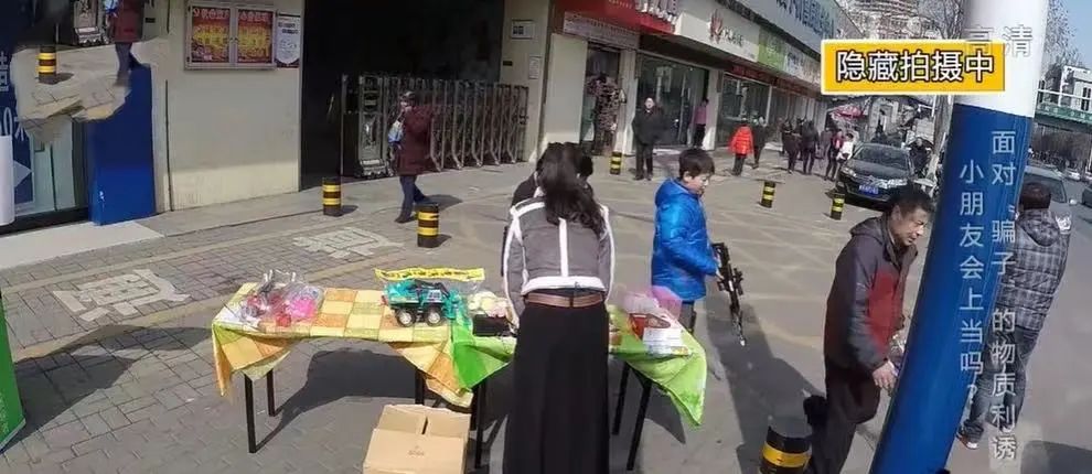 校门口的新型危险：仅凭免费玩具，陌生人轻松将孩子“骗”上车