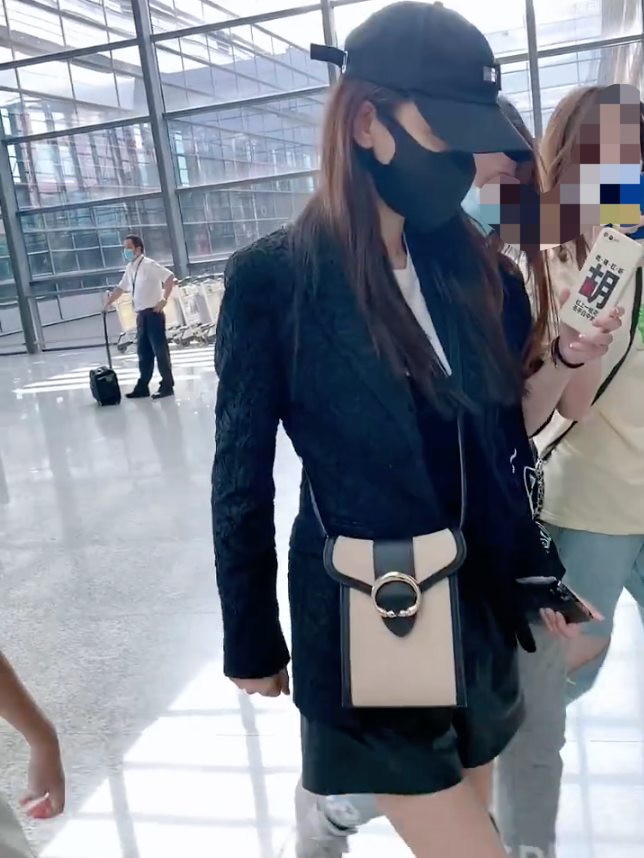 杨颖打扮潮流走机场,全程低头险撞柱子上,腿部纤细靴子装不满