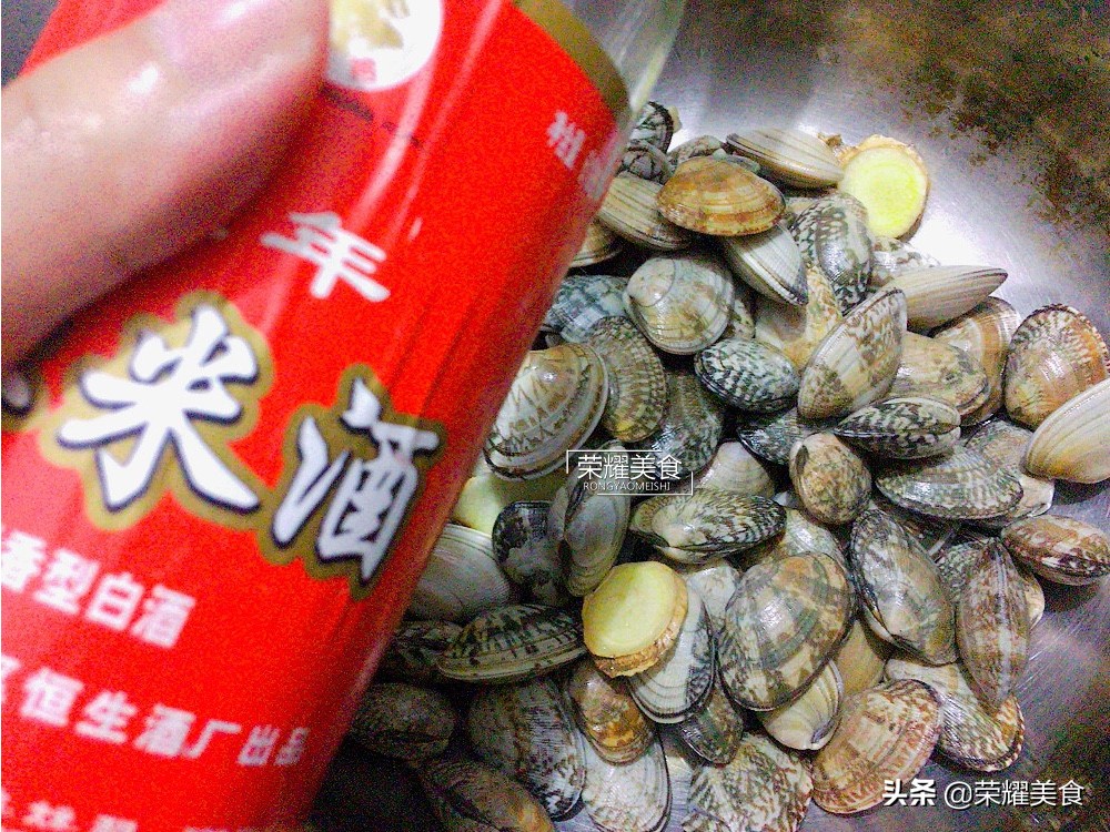 炒花蚬子前，让蚬子吐净泥沙和洗净是很有必要的，赶紧告诉家人