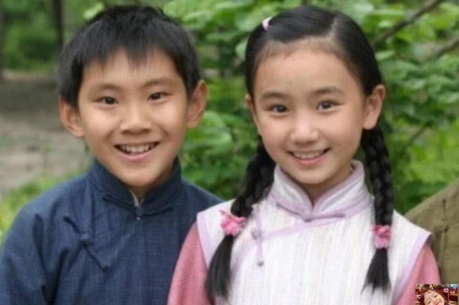 娱乐圈唯一考上清华大学的童星，能力与美貌并存，清华大学的校花