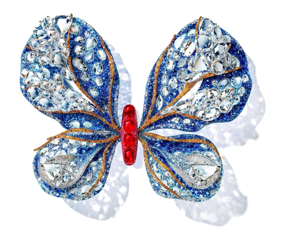 突破了设计的极限,创作出令人惊叹的"蝴蝶珠宝雕塑";而赵心绮的蝴蝶