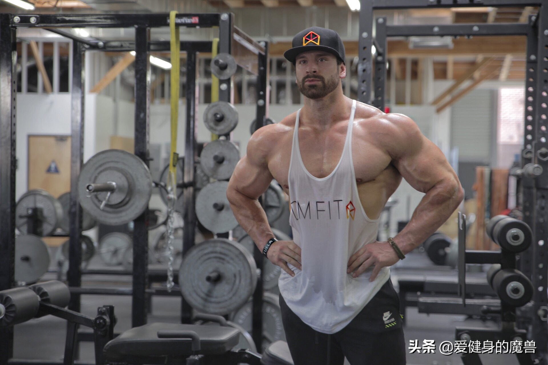 基因改变不了，可以通过技巧改变肩宽，倒三角体型这样练