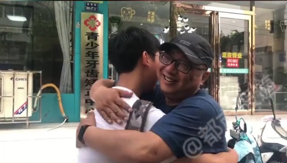 高考｜考场外陪考的父母，是一道令人动容泪目的风景线