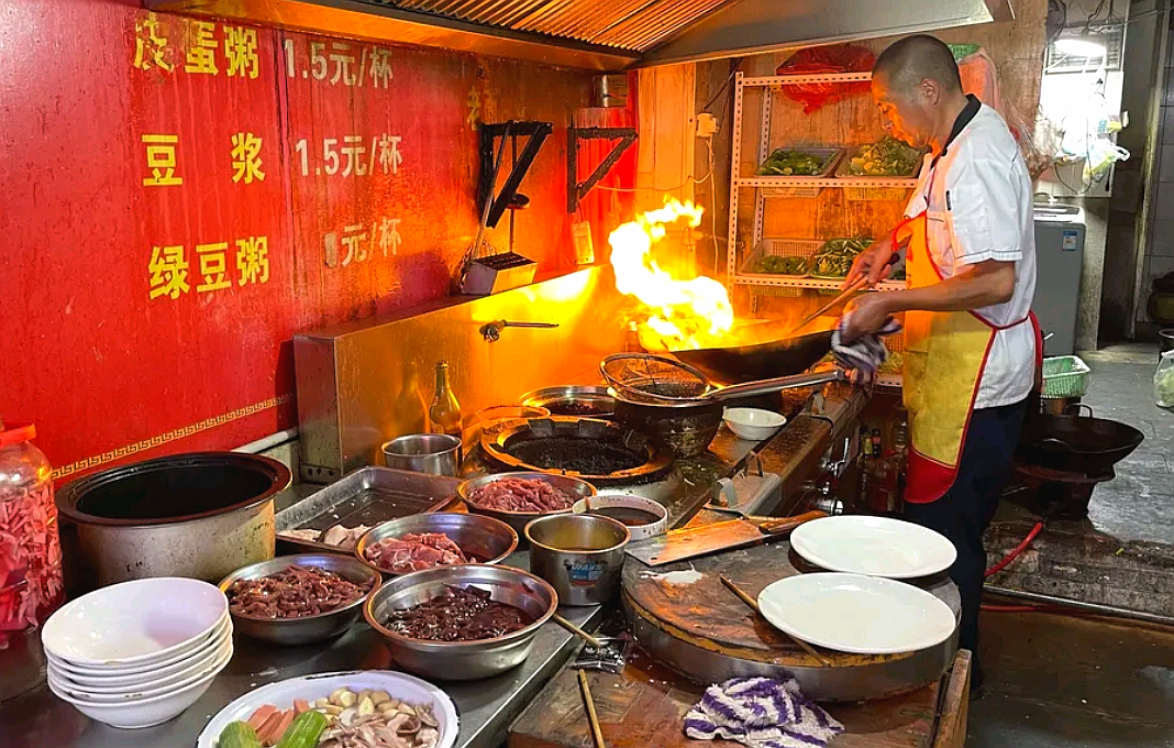 传说中的“大厨”，成都正宗的苍蝇馆子，回锅肉下饭，扣肉肥糯香