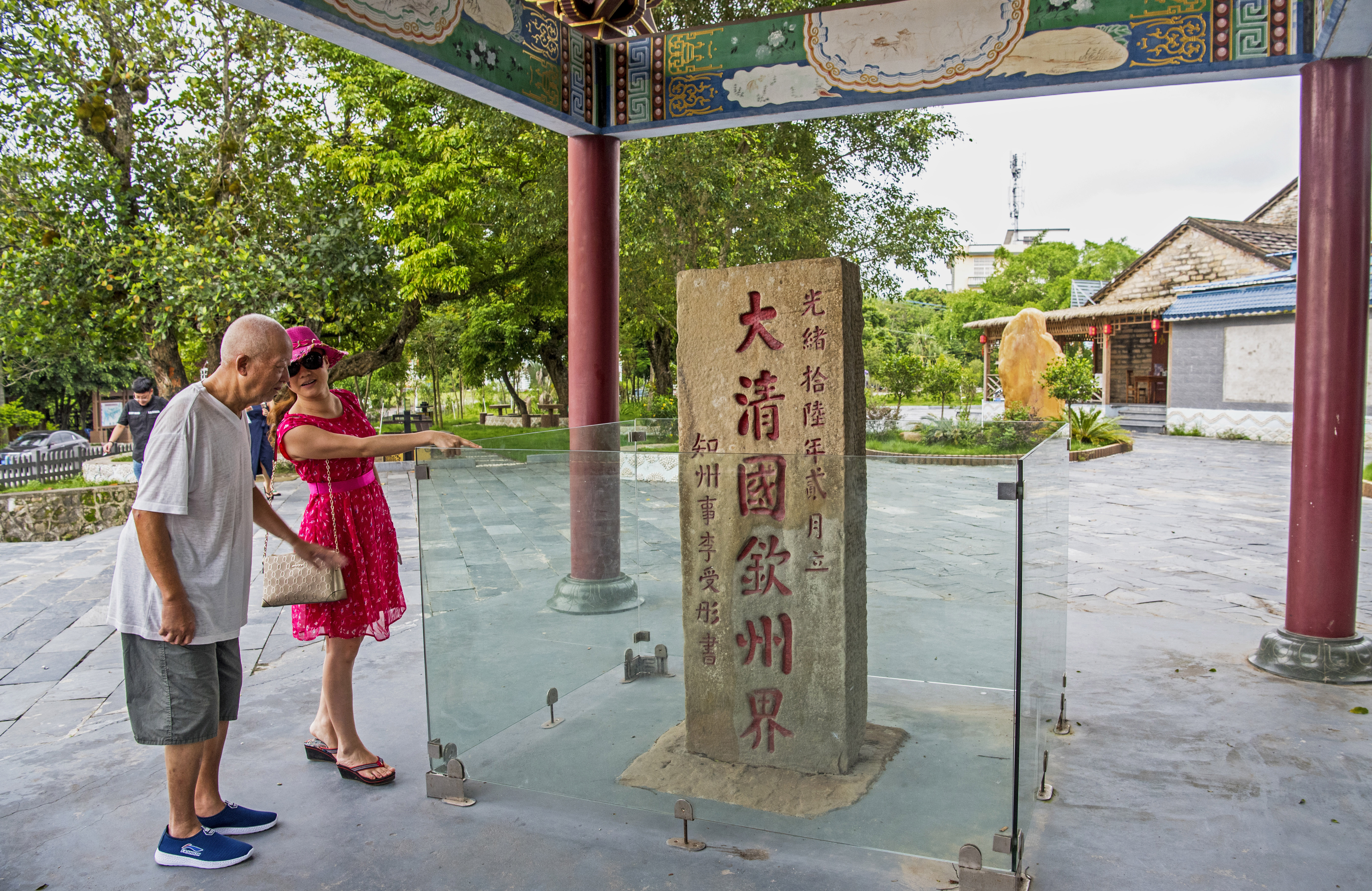 简介:古榕部落位于东兴市竹山村榕树头自然村,三面环海,是大清国一号