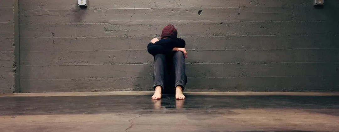 21岁远房表弟突然提出,叫我每月给他2500元,让他准备高考