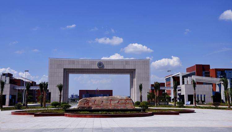 湖南各大高校校门展示，湖南大学门口为何立着两根旧石柱？