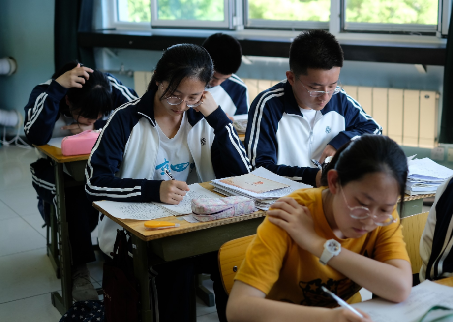 事业单位改革接近尾声，两大铁饭碗成为“合同工”，还值得选吗？