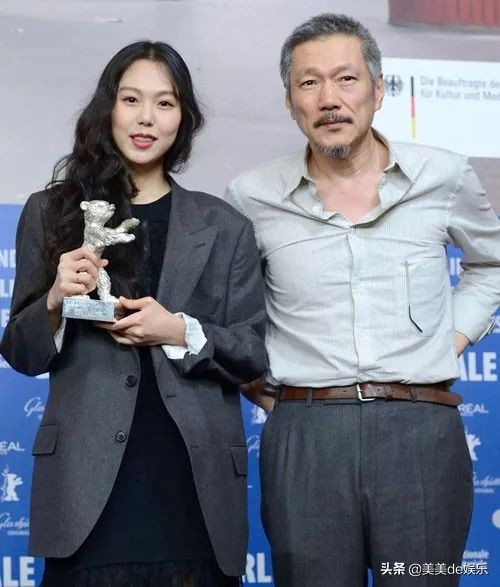 早在2016年的时候,洪尚秀就向妻子提出了离婚,但是他的妻子坚决不同意