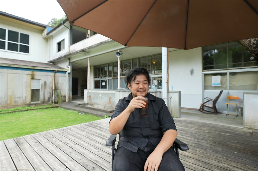 80后的他买下废弃学校，独居的日子一过就是7年，虽孤独却很自由