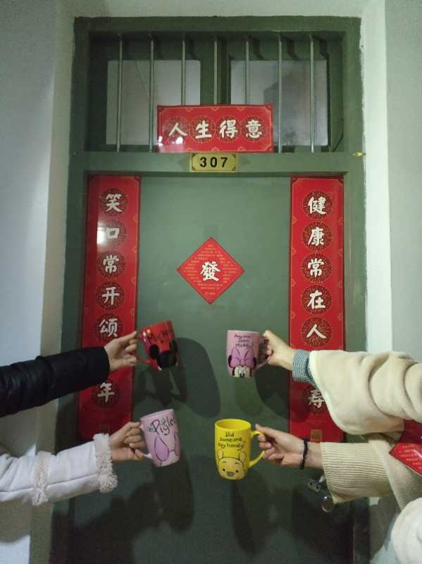 高校学生寝室奇葩春联一览！不仅仅是元素符号，音符也能用来写春联！