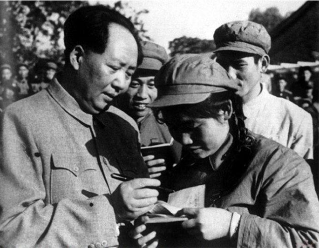 73年八大军区司令对调：王洪文2次点名许世友，许将茶杯狠狠一磕