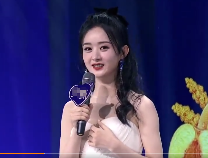 赵丽颖活动上收到粉丝信，现场读信泪汪汪，肉嘟嘟脸颊成焦点