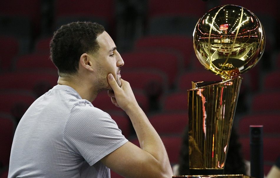 最强nba奖杯有哪些(8图看NBA球员多爱冠军奖杯！老詹老泪纵横，科比5座奖杯爱不释手)