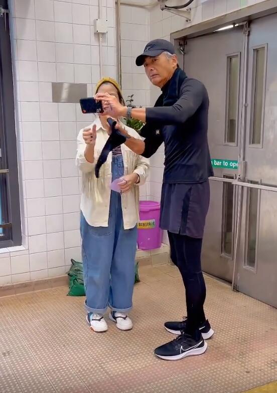 周润发晨跑被偶遇，身材超瘦两鬓斑白戴帽子遮，摘口罩与粉丝合照