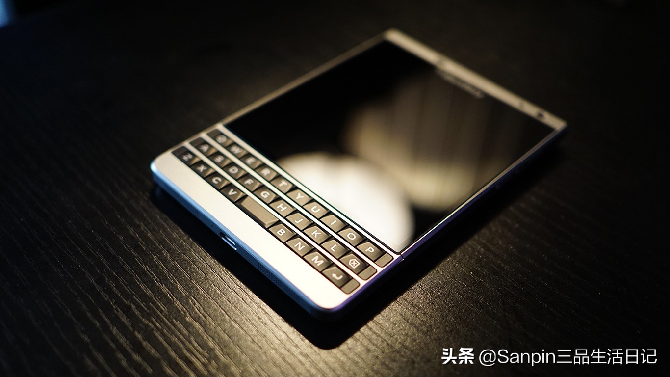 blackberry黑莓手机主题电脑壁纸1366x768(多图高清)